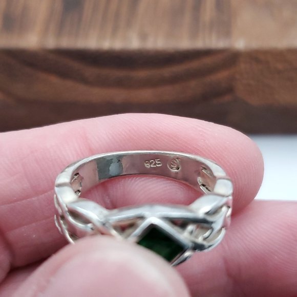 Size 7.75 925 Sterling Silver Celtic Style Green Glass Gem Ring - Picture 6 of 9
